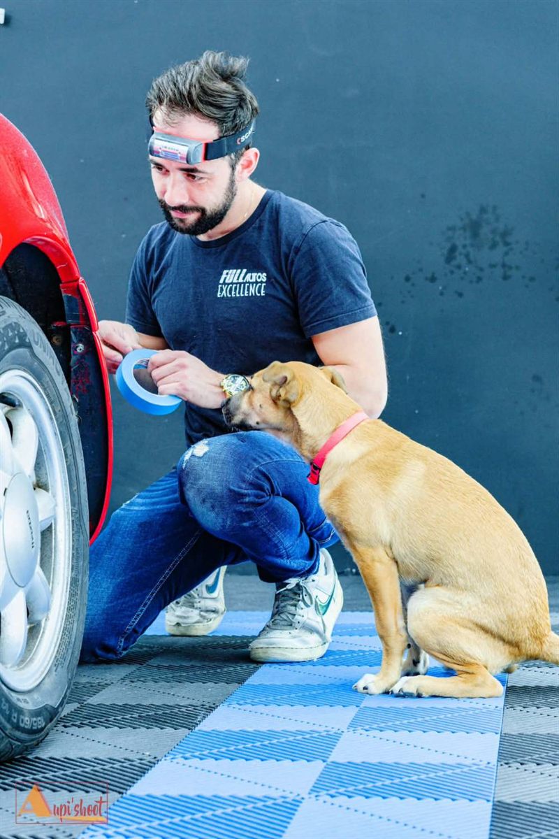 Luna assise à côté de Florian pendant la préparation d'une voiture